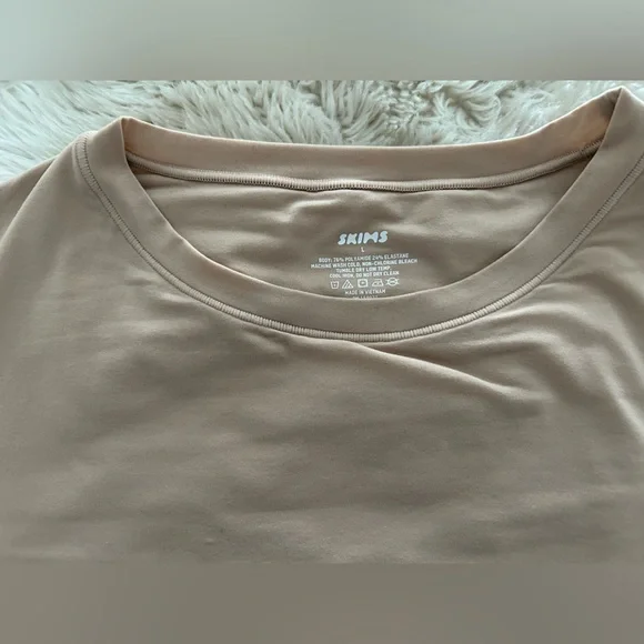 SKIMS Fits Everybody T-Shirt Bodysuit - Picture 8 of 8